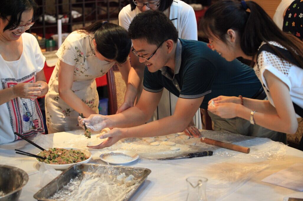 玩彩网员工庆生、、、包饺子活动
